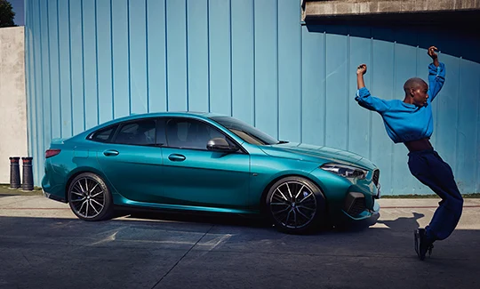 ATRAENTE SILHUETA DO BMW SÉRIE 2 GRAN COUPÉ.