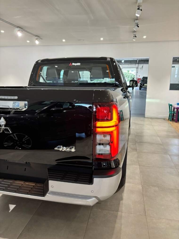 Mitsubishi-TRITON-2.4 BITURBO DIESEL CD HPE 4X4 AUTOMÁTICO