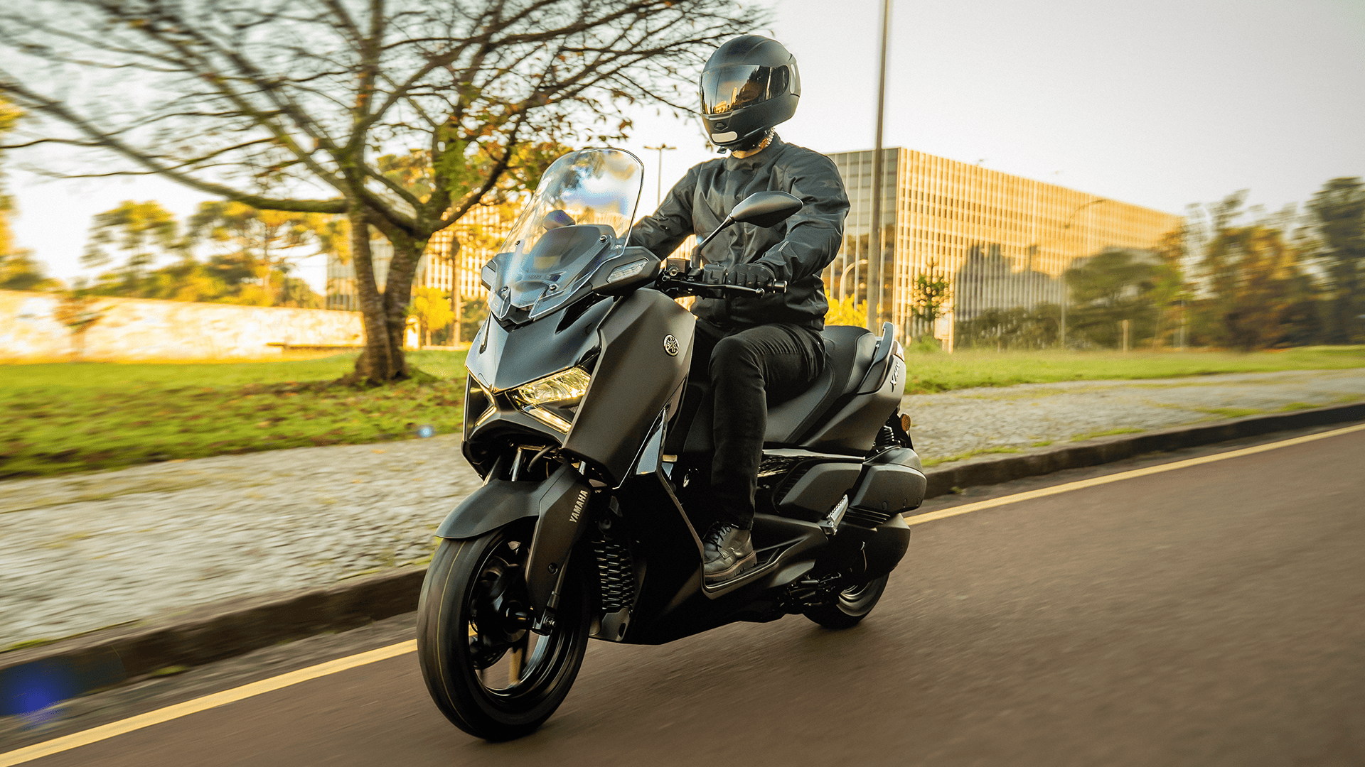 Yamaha Lança a Nova XMAX 300 no Brasil: Design Premium e Tecnologia em Alto Nível