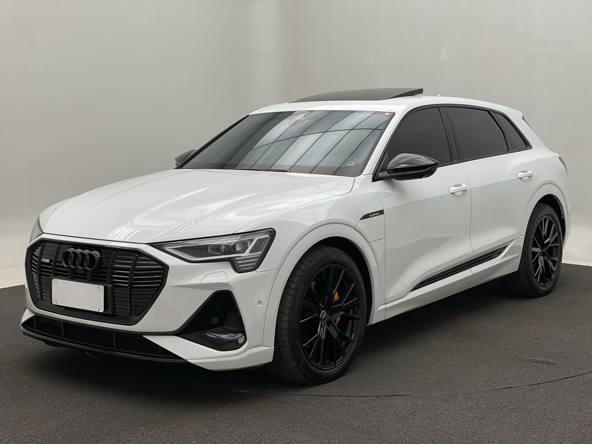 E-TRON Performa. Black Aut. (Elétrico)