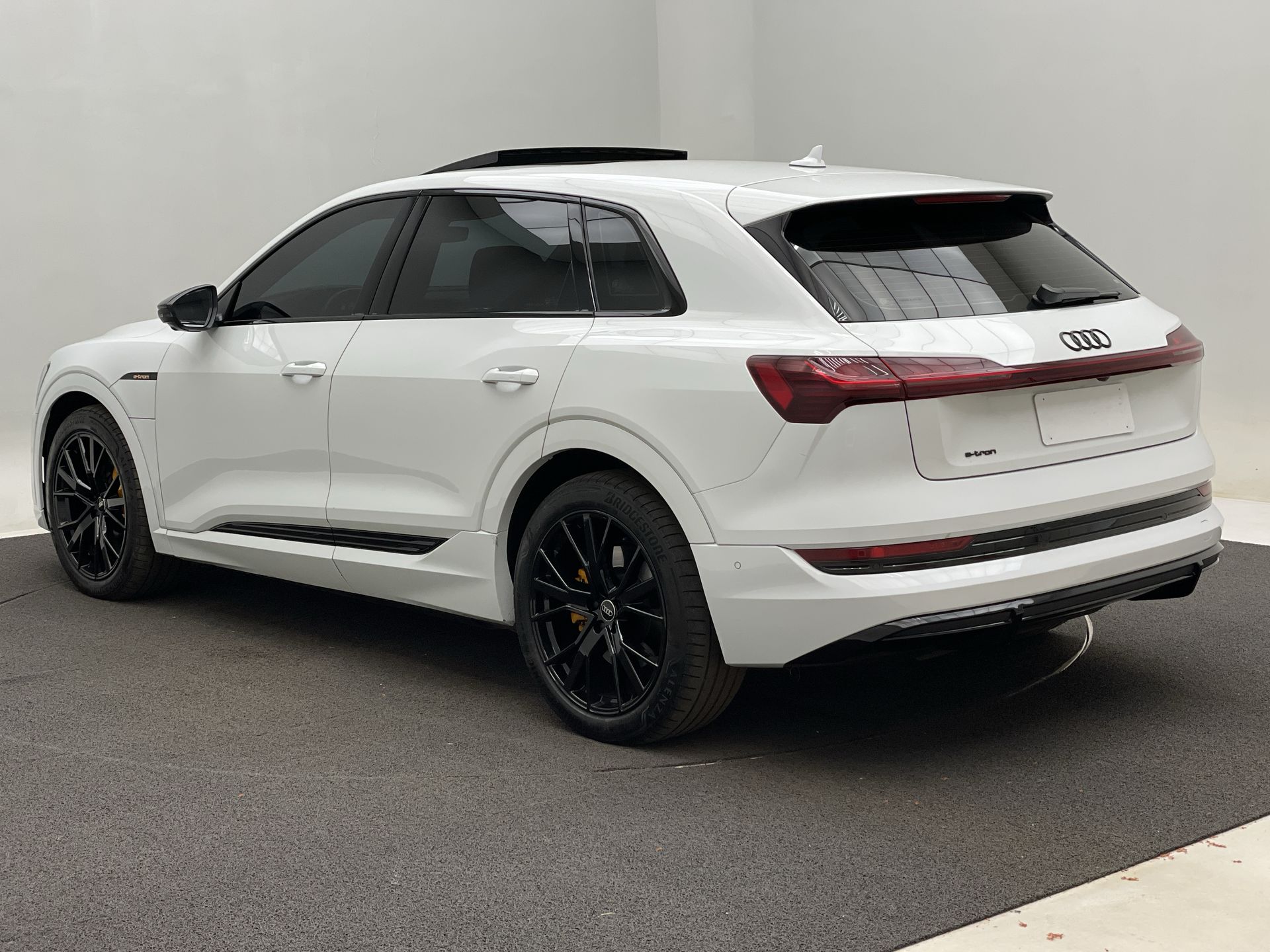 Audi-E-TRON-E-TRON Performa. Black Aut. (Elétrico)
