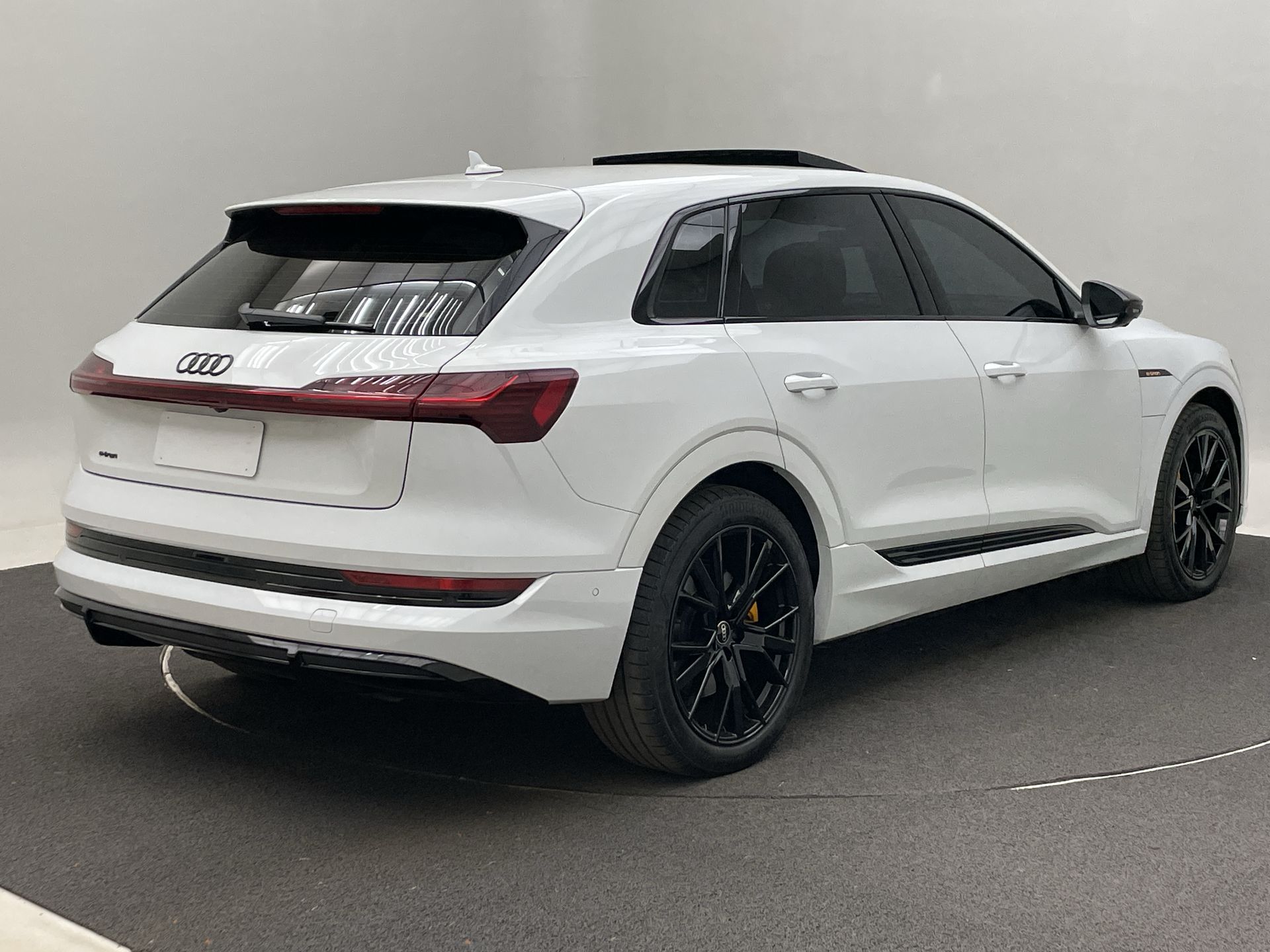 Audi-E-TRON-E-TRON Performa. Black Aut. (Elétrico)