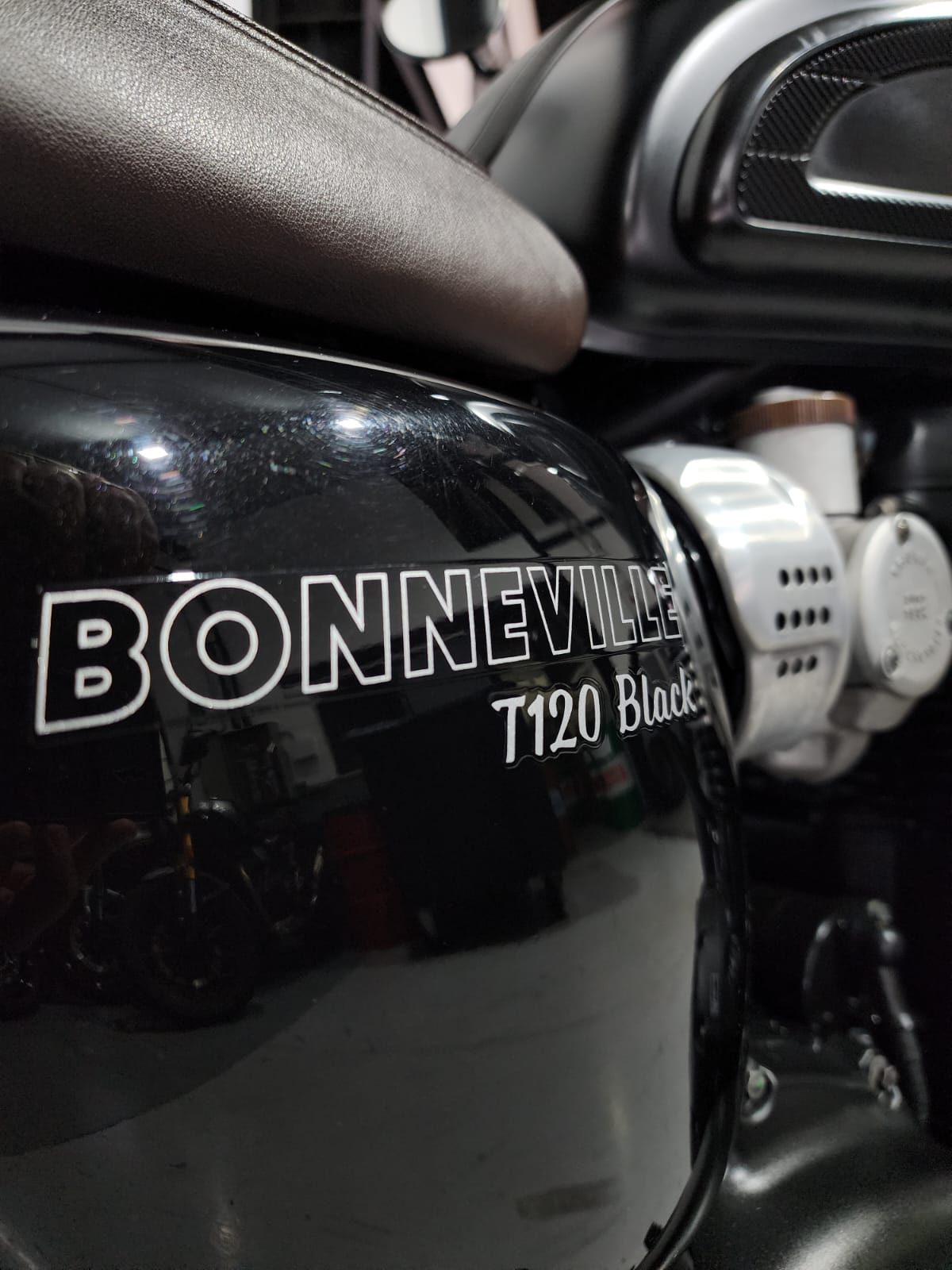 TRIUMPH-BONNEVILLE-BONNEVILLE T120 BLACK