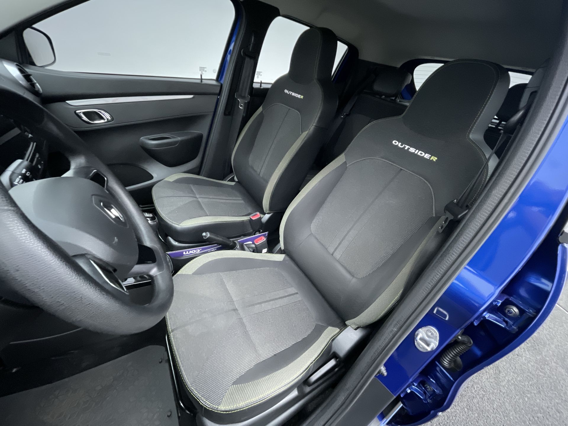 Renault-KWID-KWID OUTSIDER 1.0 Flex 12V 5p Mec.