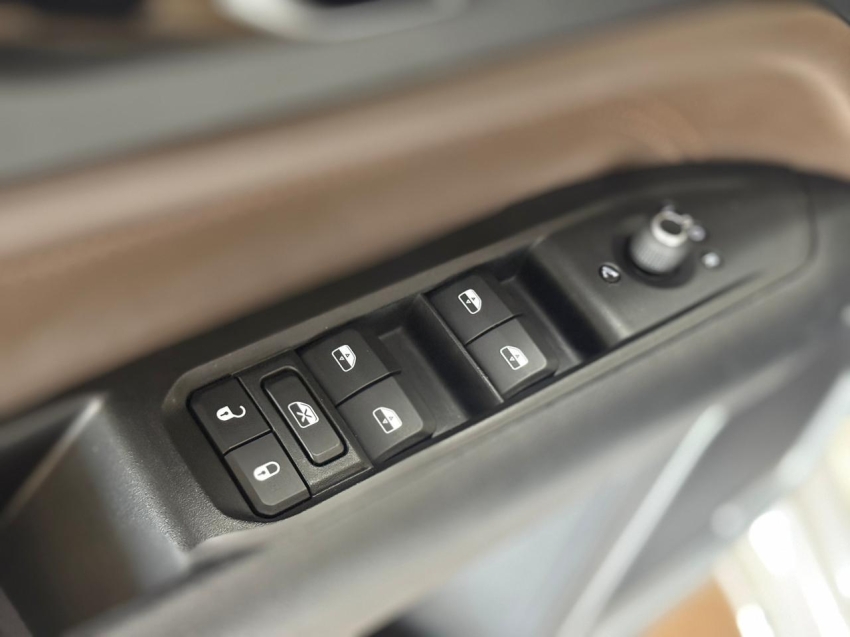 JEEP-COMMANDER-2.0 TD380 TURBO DIESEL OVERLAND AT9