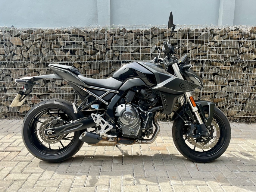 SUZUKI-GSX-8S-.