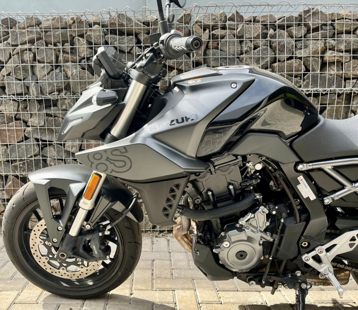 SUZUKI-GSX-8S-.